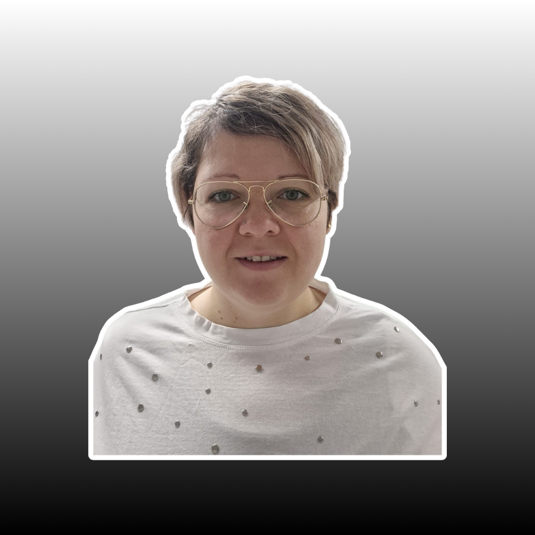 Mitarbeiterin Verena Mayer mit grau weißem Hintergrund