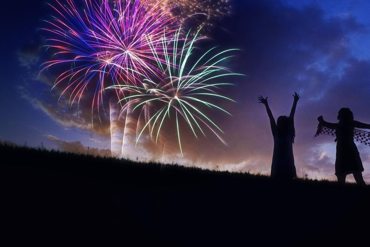 Silhouette mit Feuerwerk